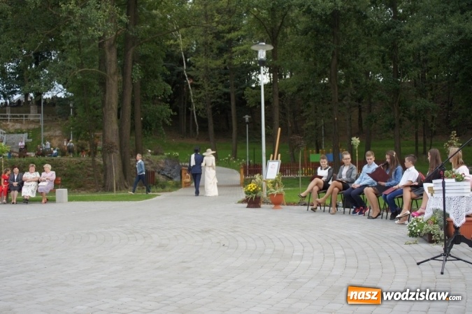 Zdjęcie w galerii na portalu naszwodzislaw.com: Narodowe Czytanie w Mszanie: po parkowych alejkach przechadzała się Izabela z Wokulskim wiadomości z regionu