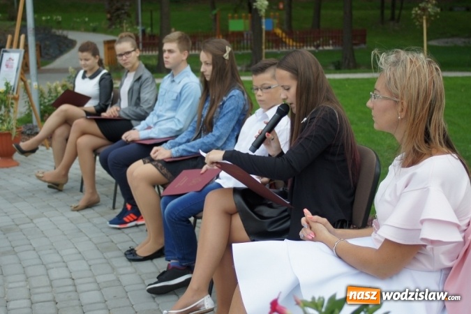 Zdjęcie w galerii na portalu naszwodzislaw.com: Narodowe Czytanie w Mszanie: po parkowych alejkach przechadzała się Izabela z Wokulskim wiadomości z regionu