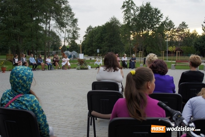 Zdjęcie w galerii na portalu naszwodzislaw.com: Narodowe Czytanie w Mszanie: po parkowych alejkach przechadzała się Izabela z Wokulskim wiadomości z regionu