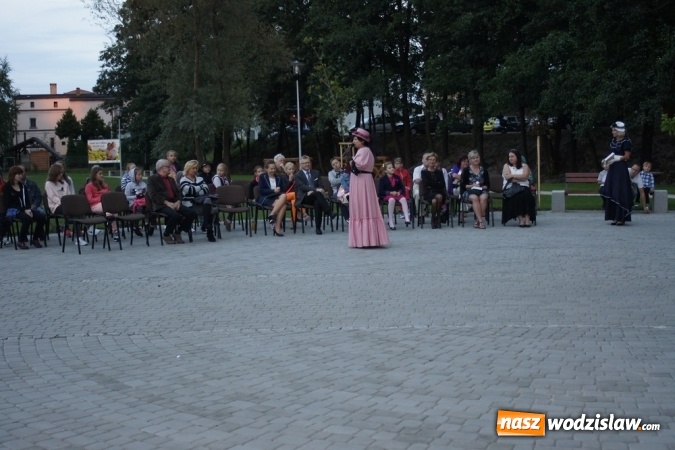 Zdjęcie w galerii na portalu naszwodzislaw.com: Narodowe Czytanie w Mszanie: po parkowych alejkach przechadzała się Izabela z Wokulskim wiadomości z regionu
