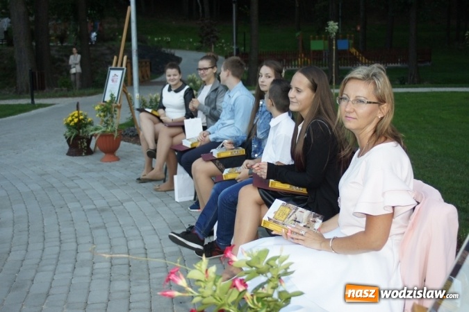 Zdjęcie w galerii na portalu naszwodzislaw.com: Narodowe Czytanie w Mszanie: po parkowych alejkach przechadzała się Izabela z Wokulskim wiadomości z regionu