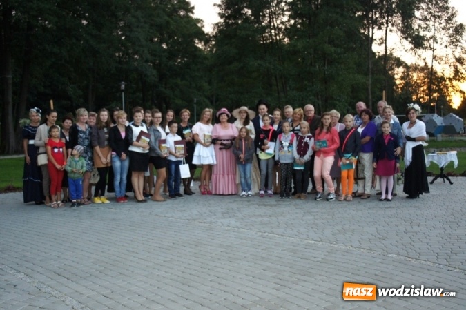Zdjęcie w galerii na portalu naszwodzislaw.com: Narodowe Czytanie w Mszanie: po parkowych alejkach przechadzała się Izabela z Wokulskim wiadomości z regionu