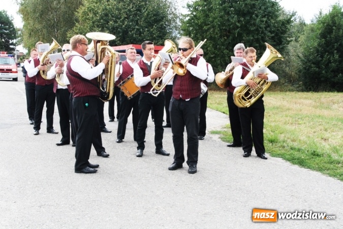 Zdjęcie w galerii na portalu naszwodzislaw.com: Ogromny korow&oacute;d dożynkowy w Bukowie wiadomości z regionu