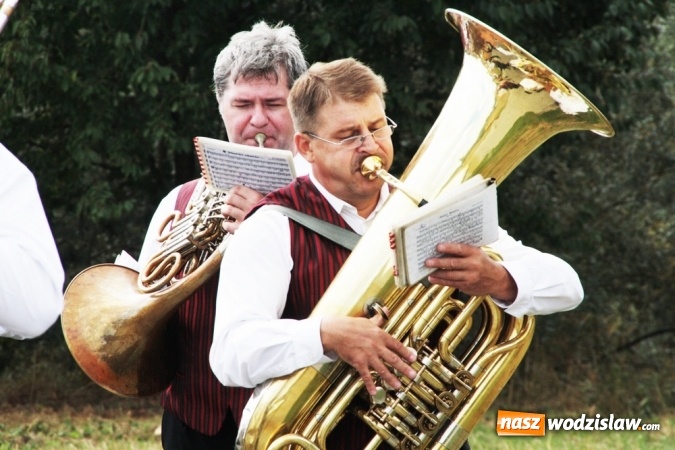 Zdjęcie w galerii na portalu naszwodzislaw.com: Ogromny korow&oacute;d dożynkowy w Bukowie wiadomości z regionu