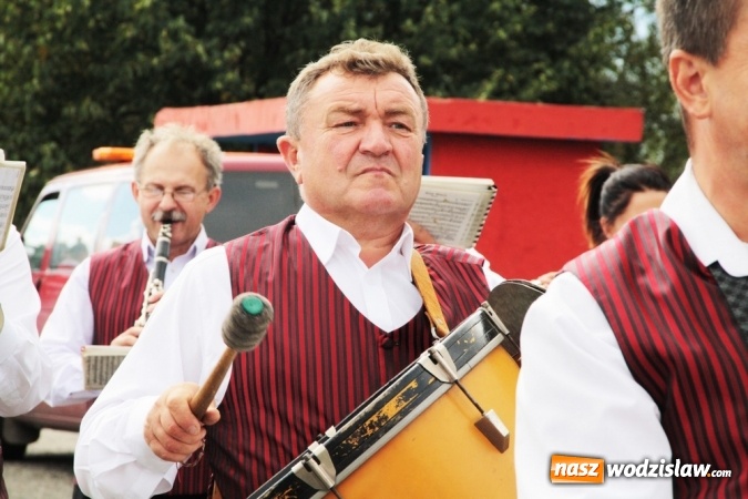 Zdjęcie w galerii na portalu naszwodzislaw.com: Ogromny korow&oacute;d dożynkowy w Bukowie wiadomości z regionu