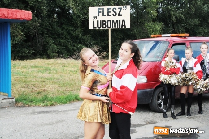 Zdjęcie w galerii na portalu naszwodzislaw.com: Ogromny korow&oacute;d dożynkowy w Bukowie wiadomości z regionu