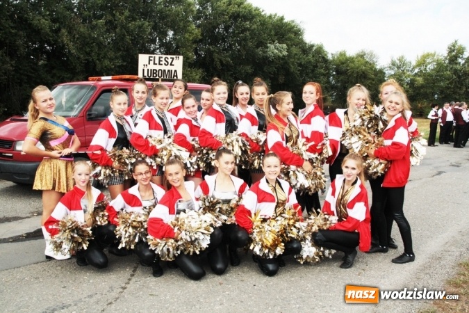 Zdjęcie w galerii na portalu naszwodzislaw.com: Ogromny korow&oacute;d dożynkowy w Bukowie wiadomości z regionu