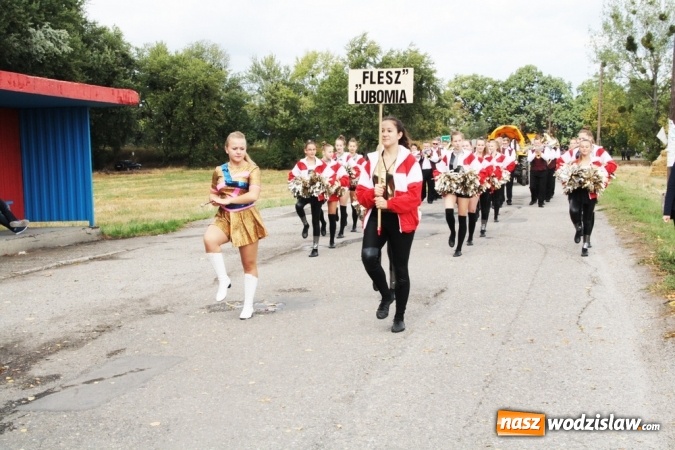 Zdjęcie w galerii na portalu naszwodzislaw.com: Ogromny korow&oacute;d dożynkowy w Bukowie wiadomości z regionu