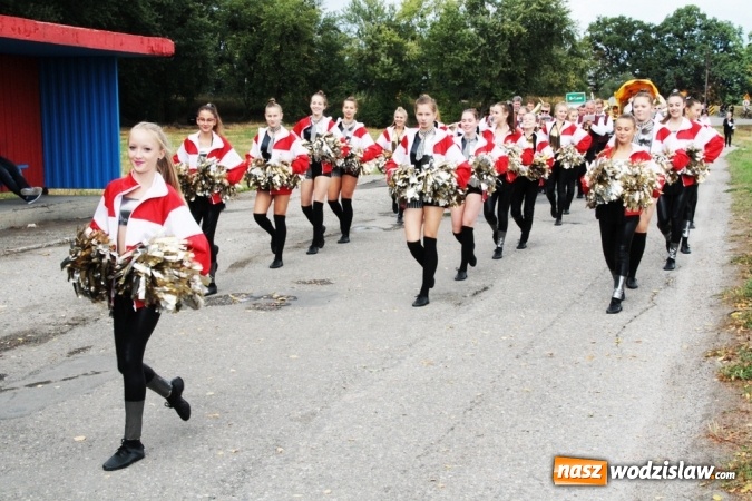 Zdjęcie w galerii na portalu naszwodzislaw.com: Ogromny korow&oacute;d dożynkowy w Bukowie wiadomości z regionu