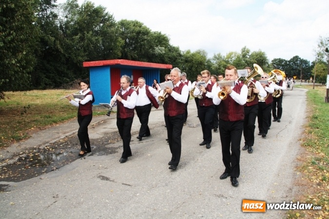 Zdjęcie w galerii na portalu naszwodzislaw.com: Ogromny korow&oacute;d dożynkowy w Bukowie wiadomości z regionu