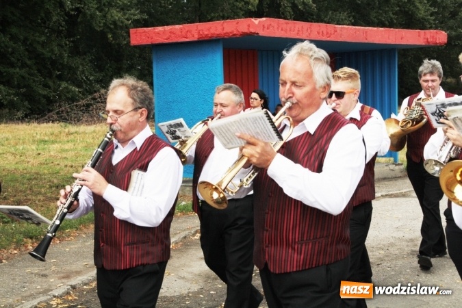 Zdjęcie w galerii na portalu naszwodzislaw.com: Ogromny korow&oacute;d dożynkowy w Bukowie wiadomości z regionu