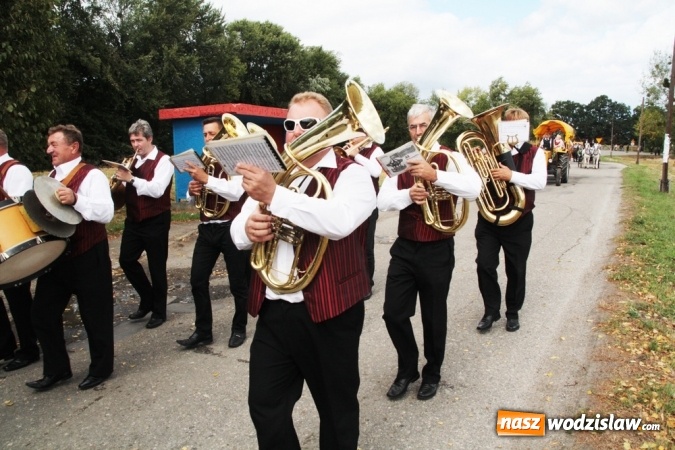 Zdjęcie w galerii na portalu naszwodzislaw.com: Ogromny korow&oacute;d dożynkowy w Bukowie wiadomości z regionu