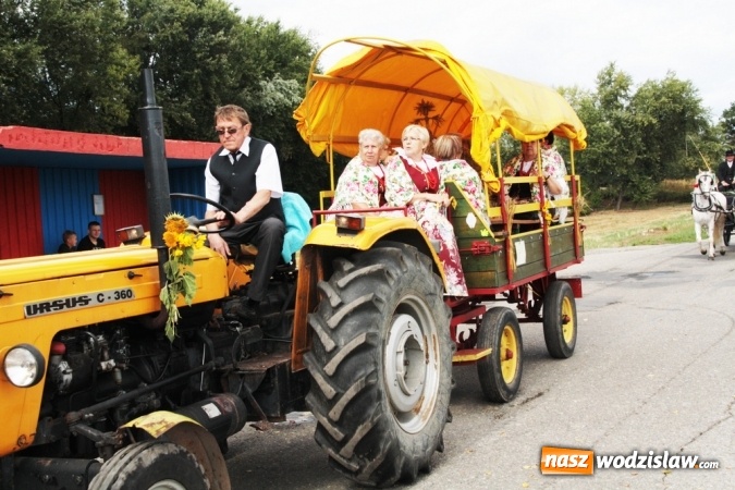 Zdjęcie w galerii na portalu naszwodzislaw.com: Ogromny korow&oacute;d dożynkowy w Bukowie wiadomości z regionu