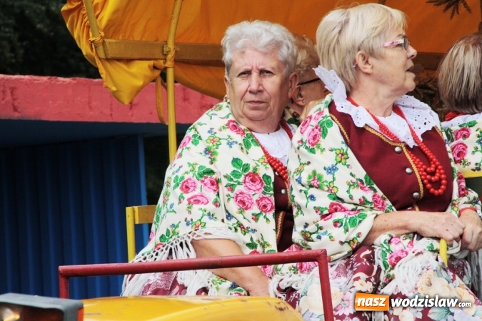 Zdjęcie w galerii na portalu naszwodzislaw.com: Ogromny korow&oacute;d dożynkowy w Bukowie wiadomości z regionu