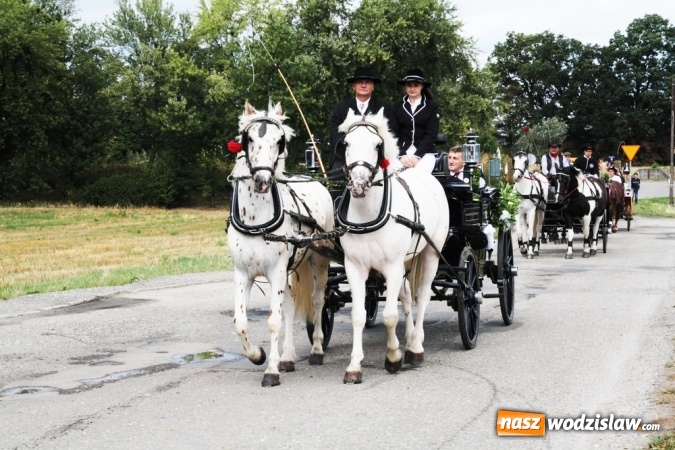 Zdjęcie w galerii na portalu naszwodzislaw.com: Ogromny korow&oacute;d dożynkowy w Bukowie wiadomości z regionu