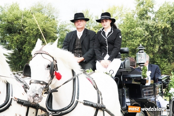 Zdjęcie w galerii na portalu naszwodzislaw.com: Ogromny korow&oacute;d dożynkowy w Bukowie wiadomości z regionu