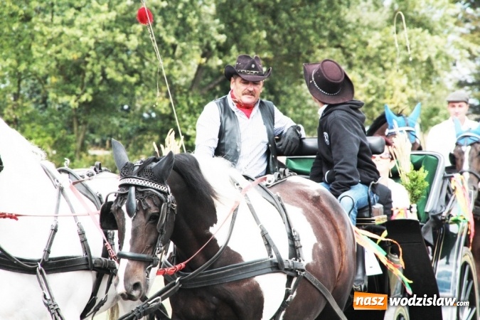 Zdjęcie w galerii na portalu naszwodzislaw.com: Ogromny korow&oacute;d dożynkowy w Bukowie wiadomości z regionu