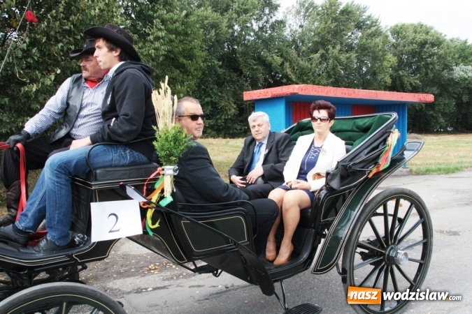 Zdjęcie w galerii na portalu naszwodzislaw.com: Ogromny korow&oacute;d dożynkowy w Bukowie wiadomości z regionu