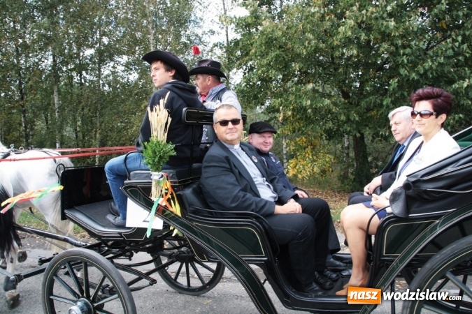 Zdjęcie w galerii na portalu naszwodzislaw.com: Ogromny korow&oacute;d dożynkowy w Bukowie wiadomości z regionu