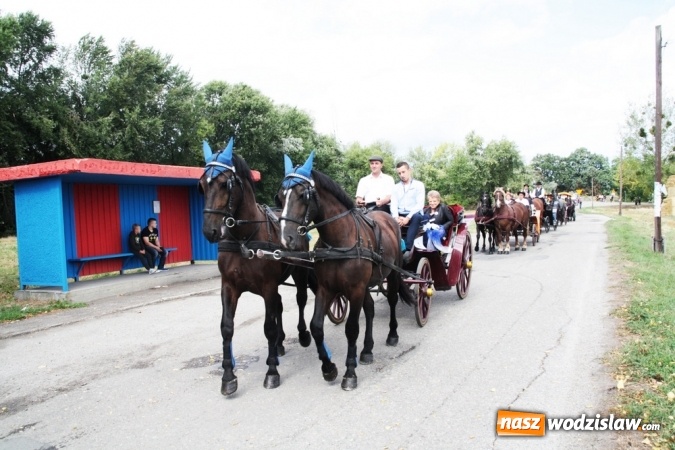 Zdjęcie w galerii na portalu naszwodzislaw.com: Ogromny korow&oacute;d dożynkowy w Bukowie wiadomości z regionu