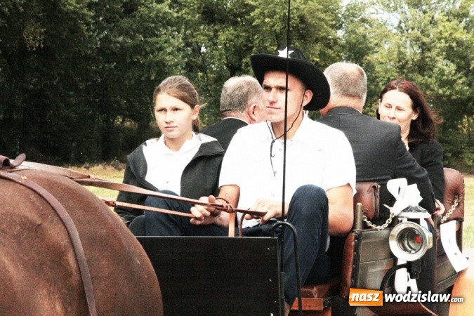 Zdjęcie w galerii na portalu naszwodzislaw.com: Ogromny korow&oacute;d dożynkowy w Bukowie wiadomości z regionu