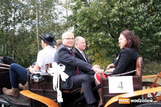 Zdjęcie w galerii na portalu naszwodzislaw.com: Ogromny korow&oacute;d dożynkowy w Bukowie wiadomości z regionu