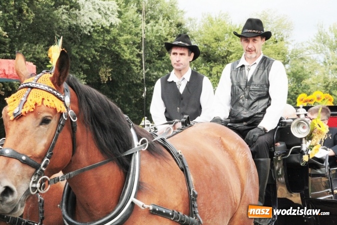 Zdjęcie w galerii na portalu naszwodzislaw.com: Ogromny korow&oacute;d dożynkowy w Bukowie wiadomości z regionu