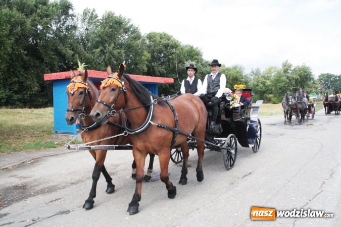 Zdjęcie w galerii na portalu naszwodzislaw.com: Ogromny korow&oacute;d dożynkowy w Bukowie wiadomości z regionu