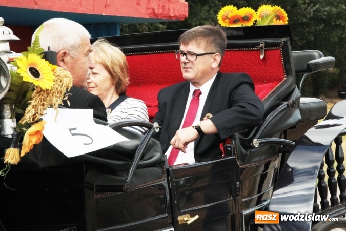 Zdjęcie w galerii na portalu naszwodzislaw.com: Ogromny korow&oacute;d dożynkowy w Bukowie wiadomości z regionu