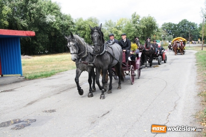 Zdjęcie w galerii na portalu naszwodzislaw.com: Ogromny korow&oacute;d dożynkowy w Bukowie wiadomości z regionu
