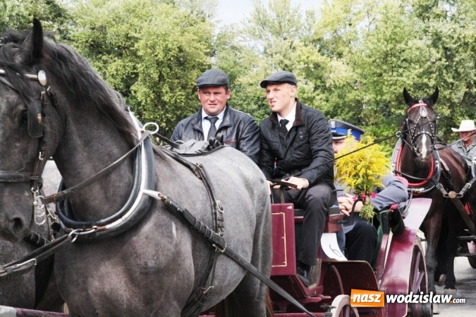 Zdjęcie w galerii na portalu naszwodzislaw.com: Ogromny korow&oacute;d dożynkowy w Bukowie wiadomości z regionu