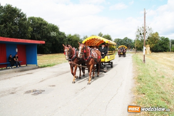 Zdjęcie w galerii na portalu naszwodzislaw.com: Ogromny korow&oacute;d dożynkowy w Bukowie wiadomości z regionu