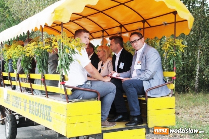 Zdjęcie w galerii na portalu naszwodzislaw.com: Ogromny korow&oacute;d dożynkowy w Bukowie wiadomości z regionu