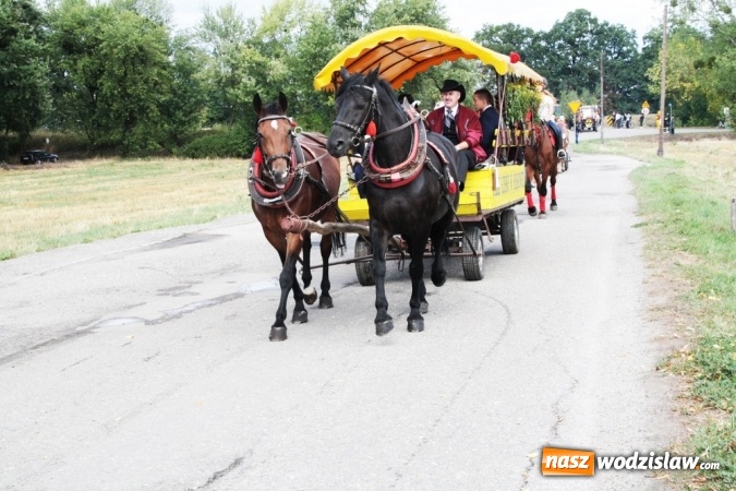 Zdjęcie w galerii na portalu naszwodzislaw.com: Ogromny korow&oacute;d dożynkowy w Bukowie wiadomości z regionu