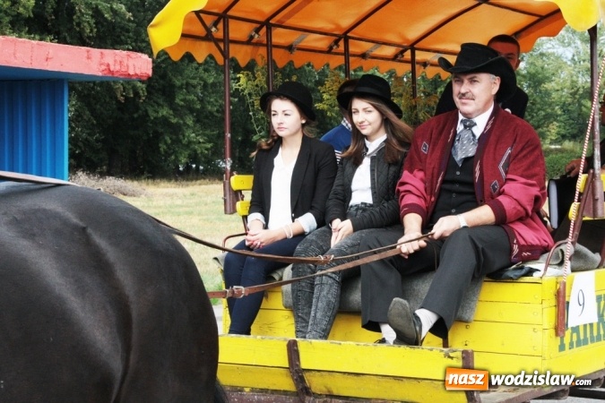 Zdjęcie w galerii na portalu naszwodzislaw.com: Ogromny korow&oacute;d dożynkowy w Bukowie wiadomości z regionu