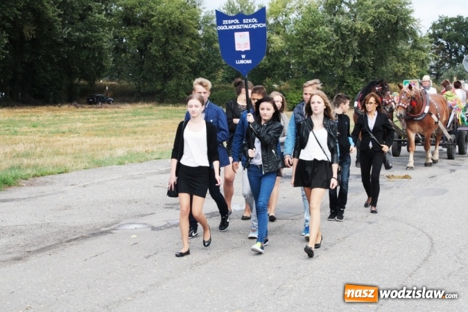 Zdjęcie w galerii na portalu naszwodzislaw.com: Ogromny korow&oacute;d dożynkowy w Bukowie wiadomości z regionu