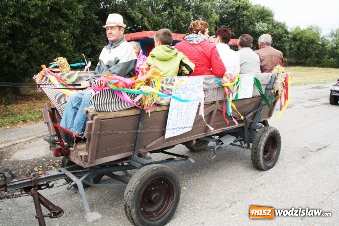 Zdjęcie w galerii na portalu naszwodzislaw.com: Ogromny korow&oacute;d dożynkowy w Bukowie wiadomości z regionu