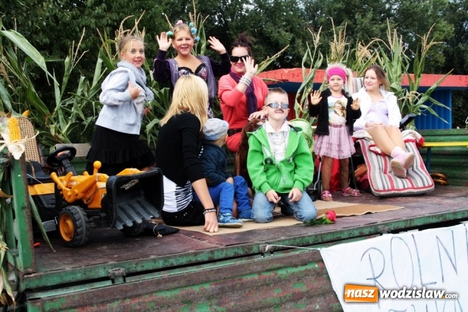 Zdjęcie w galerii na portalu naszwodzislaw.com: Ogromny korow&oacute;d dożynkowy w Bukowie wiadomości z regionu