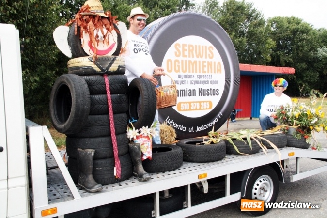 Zdjęcie w galerii na portalu naszwodzislaw.com: Ogromny korow&oacute;d dożynkowy w Bukowie wiadomości z regionu