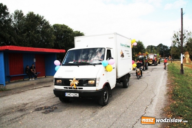 Zdjęcie w galerii na portalu naszwodzislaw.com: Ogromny korow&oacute;d dożynkowy w Bukowie wiadomości z regionu