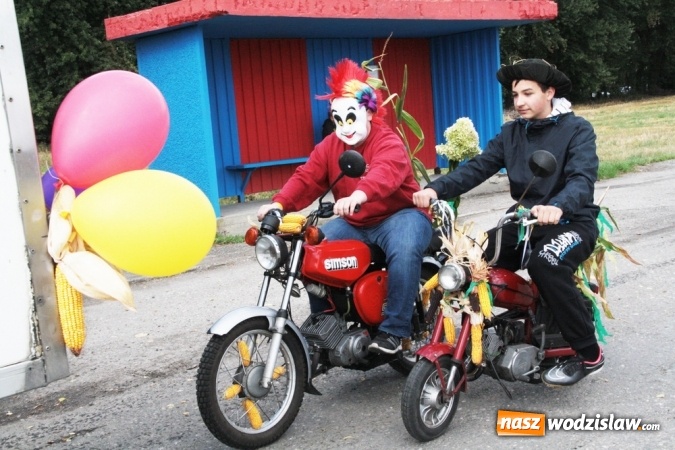 Zdjęcie w galerii na portalu naszwodzislaw.com: Ogromny korow&oacute;d dożynkowy w Bukowie wiadomości z regionu