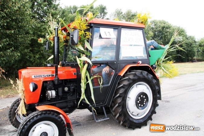 Zdjęcie w galerii na portalu naszwodzislaw.com: Ogromny korow&oacute;d dożynkowy w Bukowie wiadomości z regionu