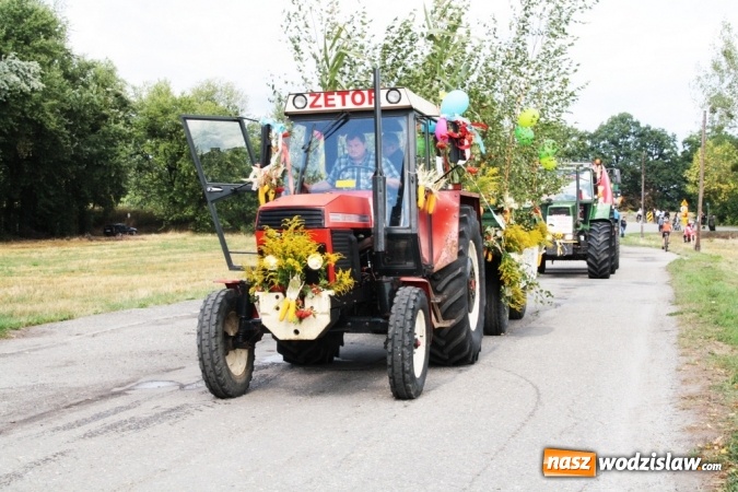 Zdjęcie w galerii na portalu naszwodzislaw.com: Ogromny korow&oacute;d dożynkowy w Bukowie wiadomości z regionu