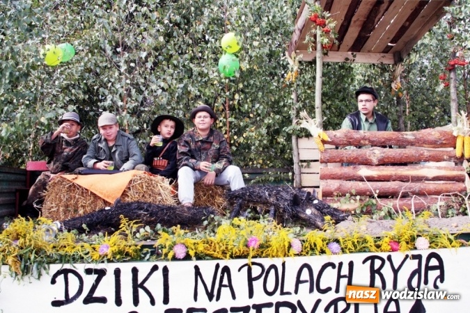 Zdjęcie w galerii na portalu naszwodzislaw.com: Ogromny korow&oacute;d dożynkowy w Bukowie wiadomości z regionu