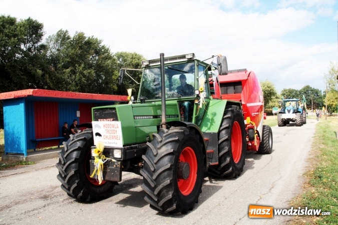 Zdjęcie w galerii na portalu naszwodzislaw.com: Ogromny korow&oacute;d dożynkowy w Bukowie wiadomości z regionu