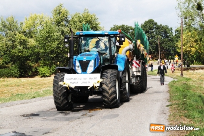 Zdjęcie w galerii na portalu naszwodzislaw.com: Ogromny korow&oacute;d dożynkowy w Bukowie wiadomości z regionu
