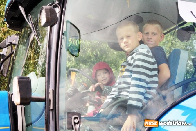 Zdjęcie w galerii na portalu naszwodzislaw.com: Ogromny korow&oacute;d dożynkowy w Bukowie wiadomości z regionu