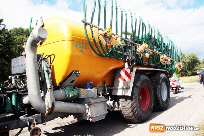 Zdjęcie w galerii na portalu naszwodzislaw.com: Ogromny korow&oacute;d dożynkowy w Bukowie wiadomości z regionu