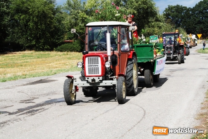 Zdjęcie w galerii na portalu naszwodzislaw.com: Ogromny korow&oacute;d dożynkowy w Bukowie wiadomości z regionu