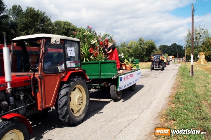 Zdjęcie w galerii na portalu naszwodzislaw.com: Ogromny korow&oacute;d dożynkowy w Bukowie wiadomości z regionu